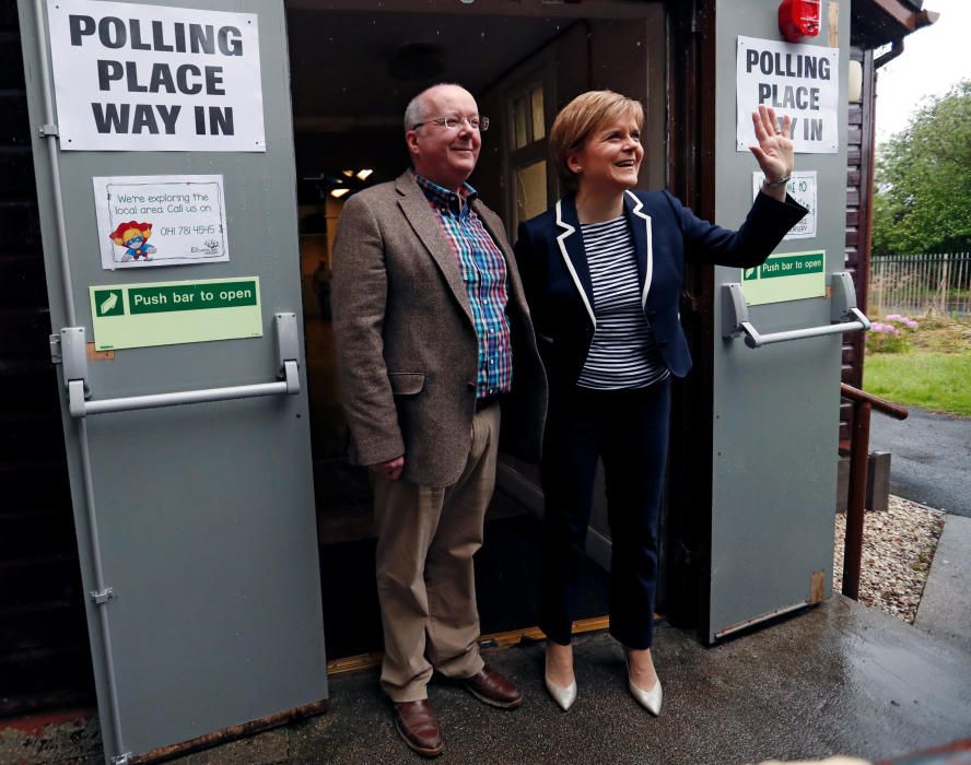 La primera ministra de Escocia Nicola Sturgeon y su marido Peter Murrell.