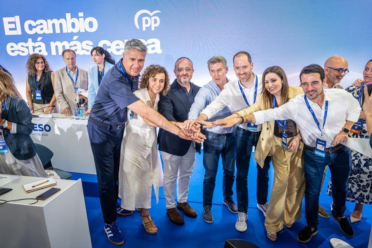 Clausura del Congreso del PP de Catalunya, foto de cierre final del congreso con: Xavier García Albiol, alcalde de Badalona, Dolors Montserrat, secretaria del PP Europeo, Alejando Fernández presidente del PPC, Feijoo, presidente del PP, Juan Fernández, secretario general del PPC, Lorena Roldán, portavoz del parlament y Manu Reyes alcalde de Castelldefels. Barcelona, a 27 de junio de 2026. Política. AUTOR: MANU MITRU | EPC