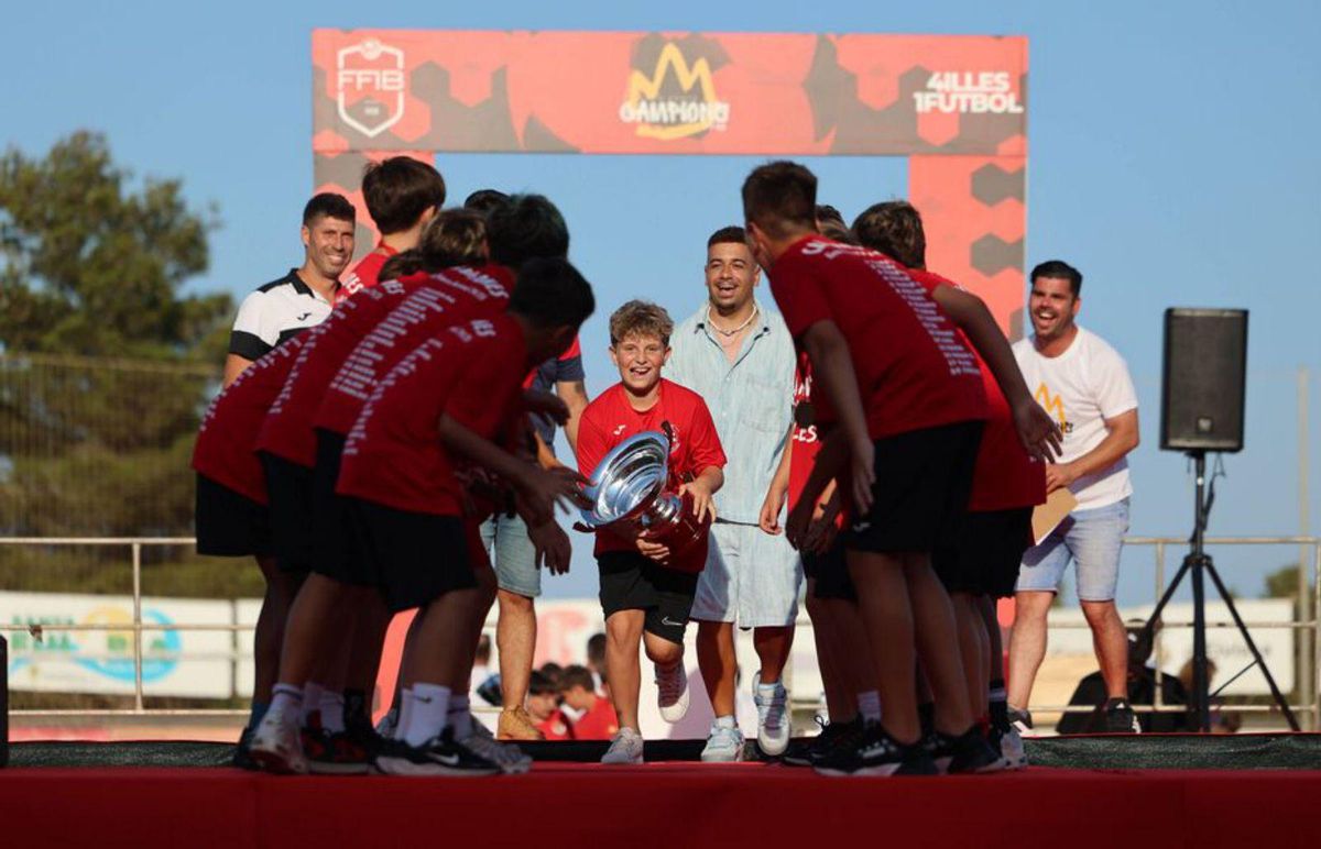 El capitán de un equipo de la SE Sant Carles corre con la copa. |