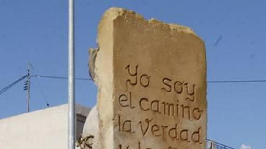 El Sagrado Corazón preside la plaza que lleva su nombre. La escultura lleva un texto.