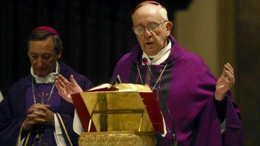 José Mario Bergoglio, durante una misa. / efe