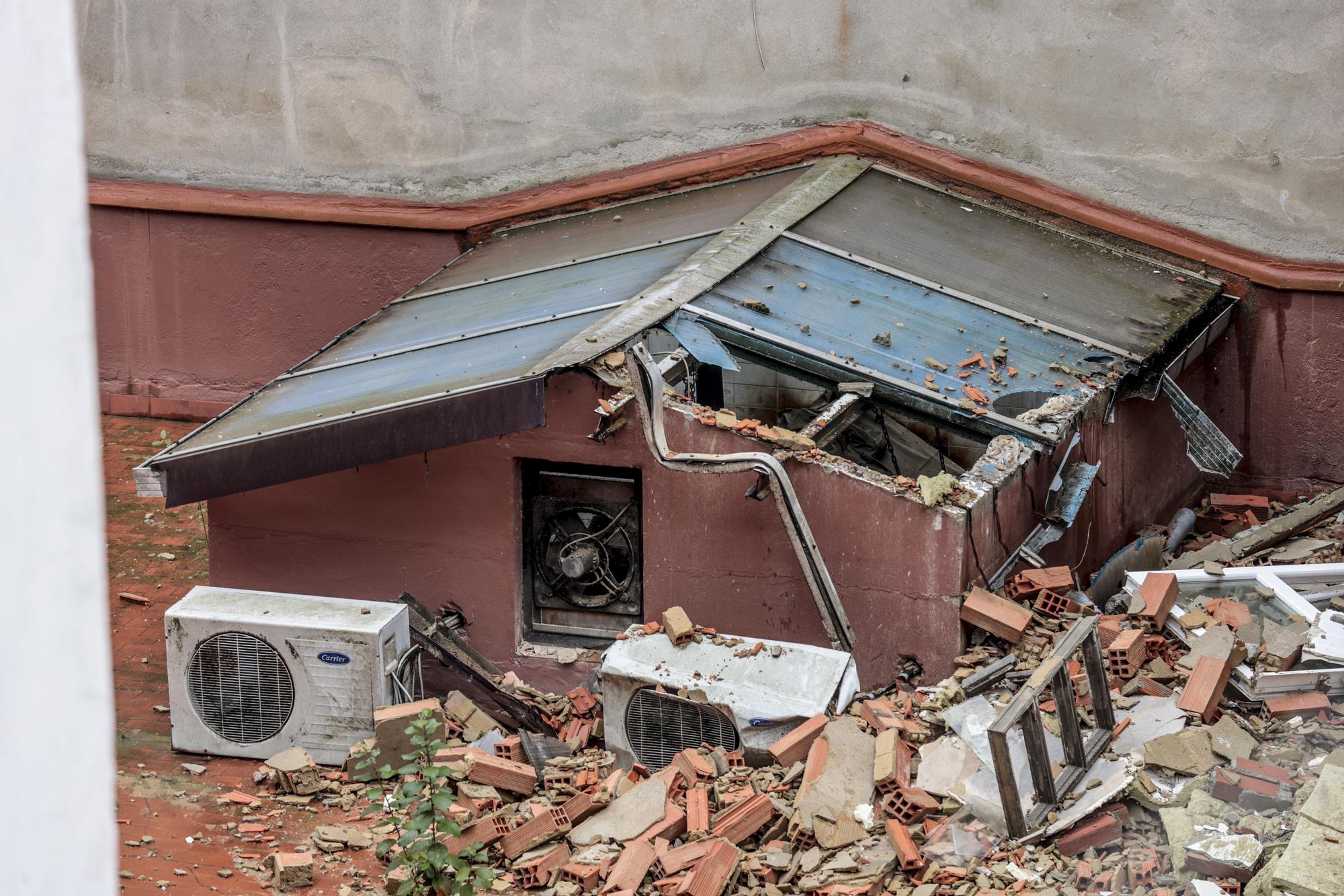 EN IMÁGENES: El derrumbe de una terraza por las lluvias aplasta una academia de baile vacía en Oviedo