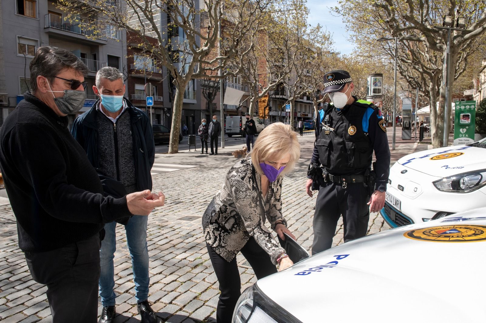 La Alcaldesa de Esplugues inaugura los dos nuevos coches eléctricos de la Policia Local