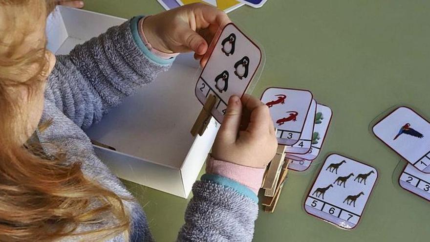 Una niña aprende con cartas en un colegio.