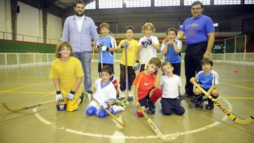 Los más pequeños de la Escuela Municipal posan en la Polideportiva I de Riazor, donde entrenan. / eduardo vicente