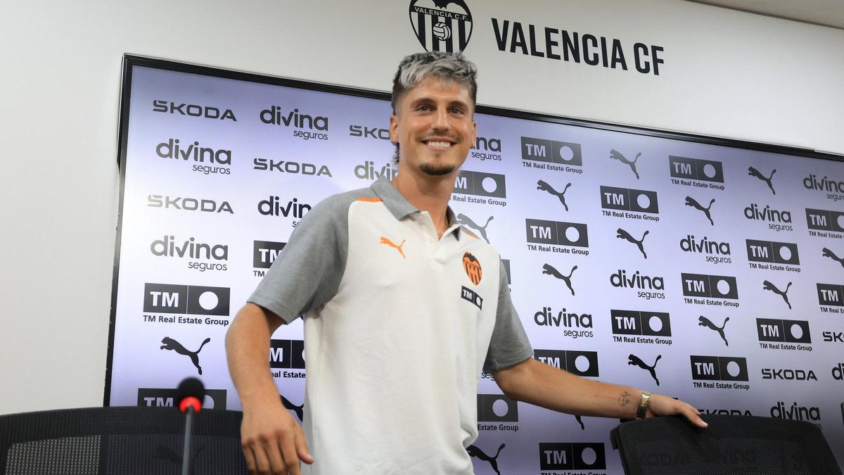 El jugador del Valencia CF, Sergi Canós, estará aproximadamente un mes de baja después de lesionarse ante el Athletic.