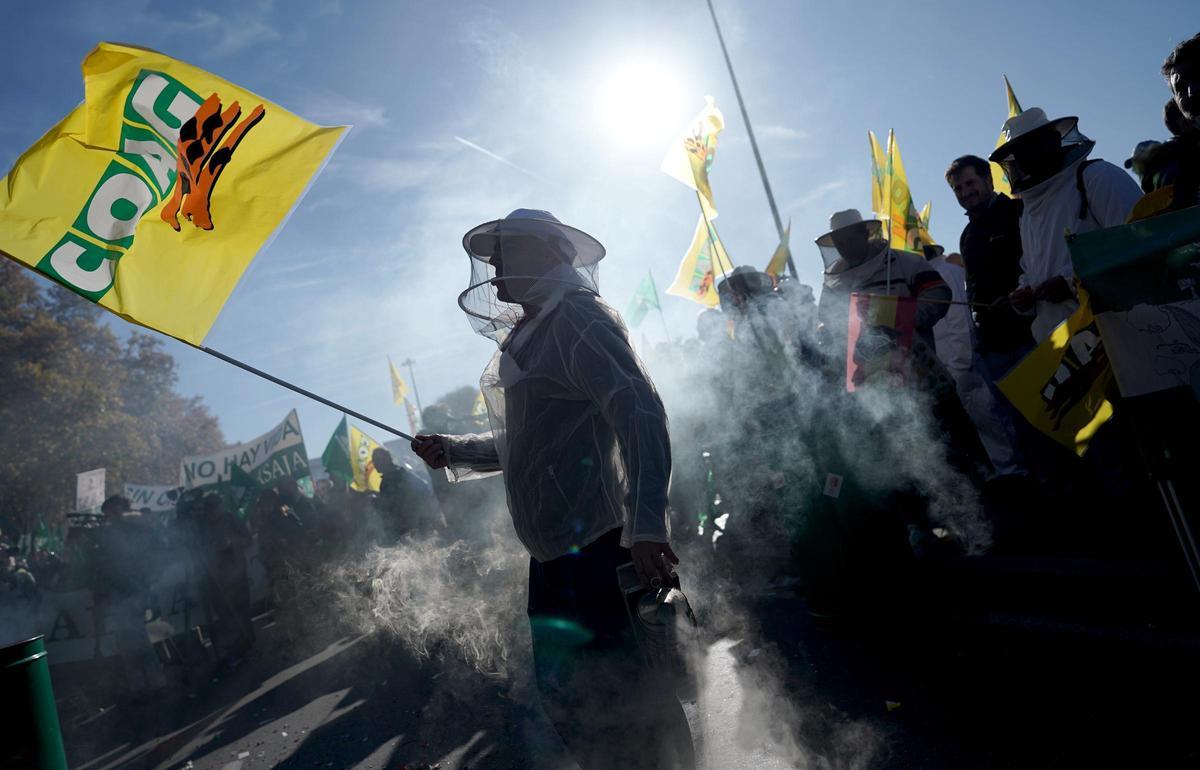 Protesta de agricultores y ganaderos ante el Ministerio de Agricultura, en Atocha, contra el acuerdo de libre comercio de Europa y Mercosur.