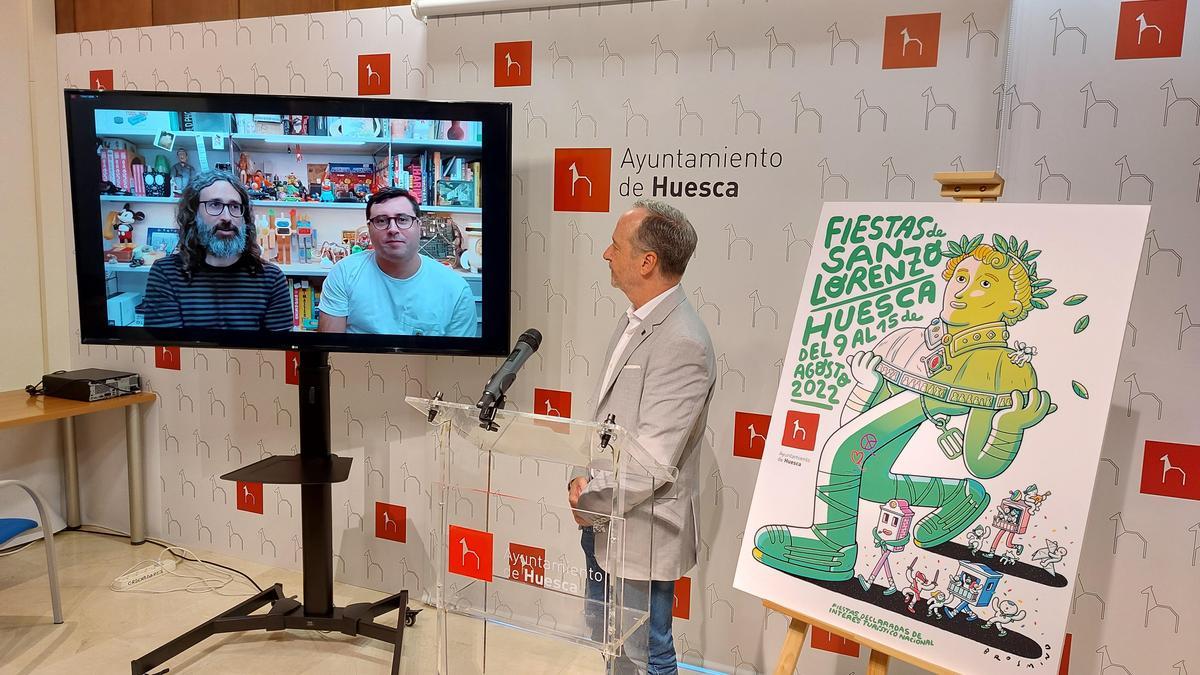 El concejal de Fiestas, Ramón Lasaosa, juntos a los creadores del cartel, Juan y Alejandro Mingarro.