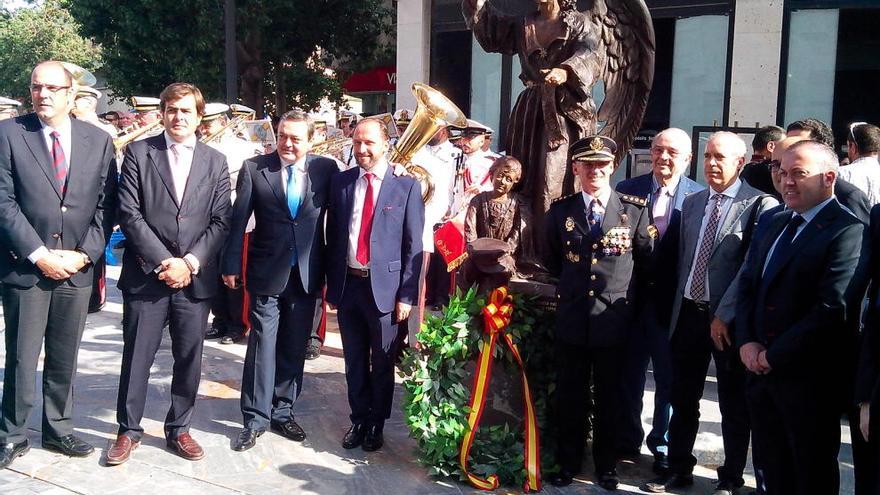 Autoridades civiles y policiales, junto a la estatua de los Ángeles Custodios