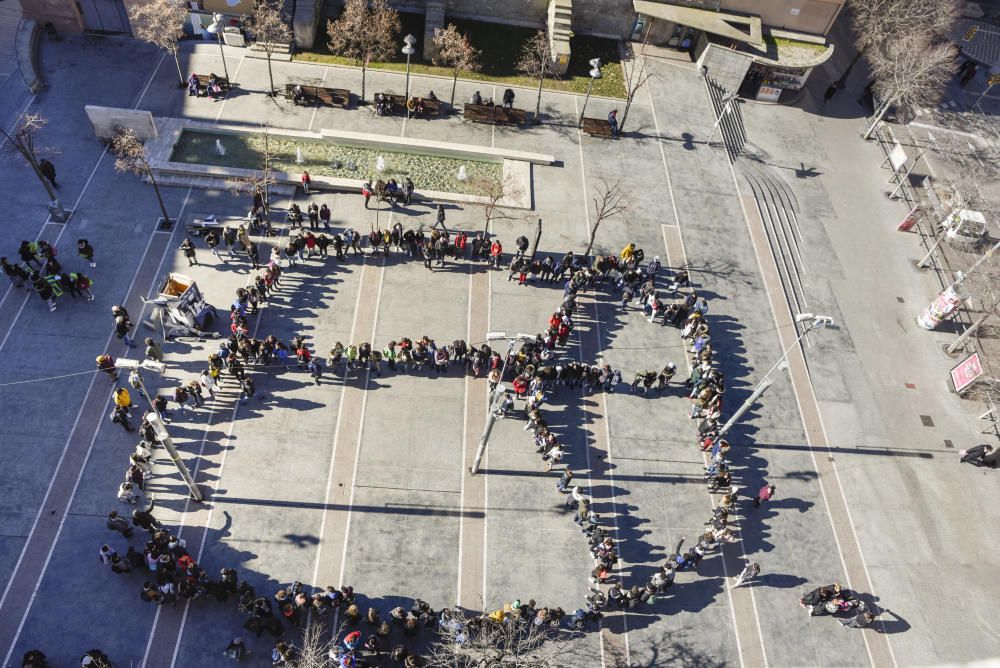 Més de 400 alumnes manresans protagonitzen l'acció artística «Un gest per la Pau»