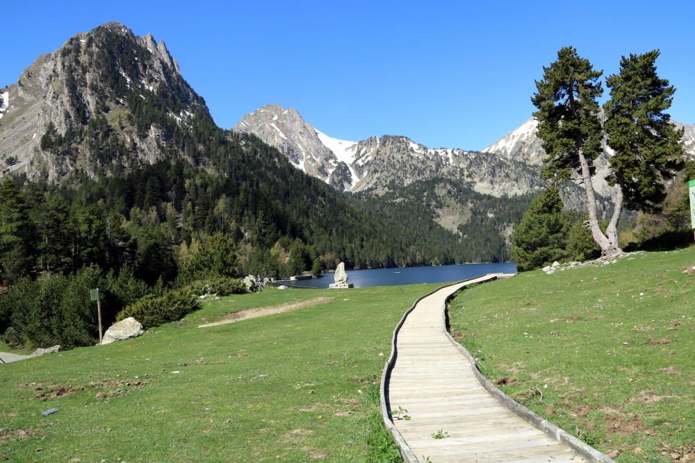 Esplanada davant de l'Estany de Sant Maurici totalment desert el 7 de maig del 2020.