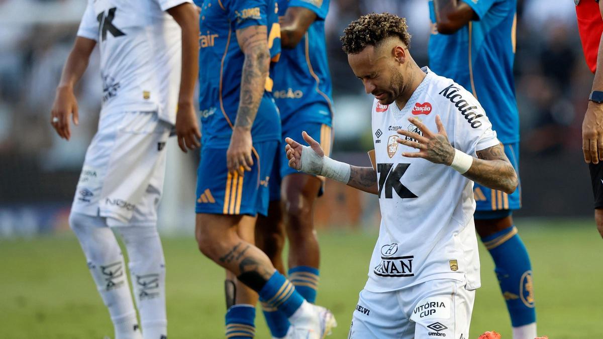Neymar reza tras consumarse la salvación del Santos.