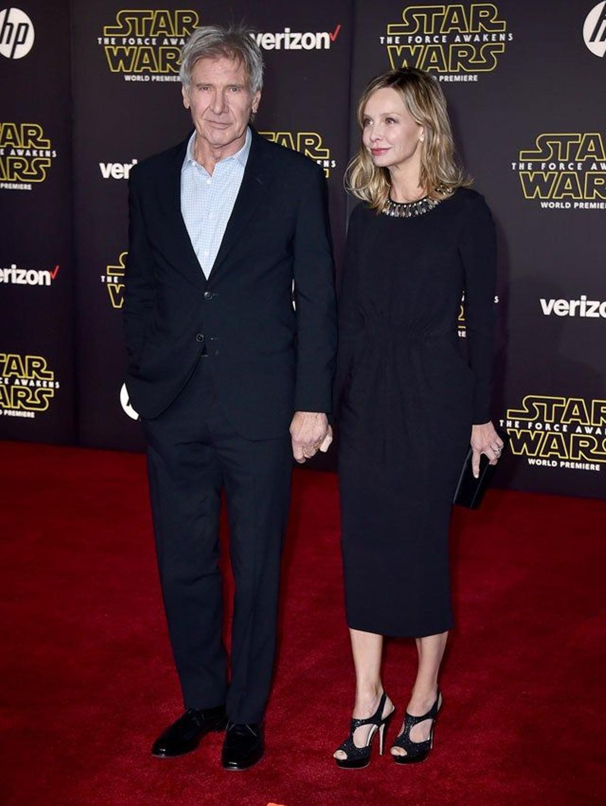 Harrison Ford y Calista Flockhart, en el estreno mundial de 'La guerra de las galaxias: el despertar de la fuerza' en Los Ángeles