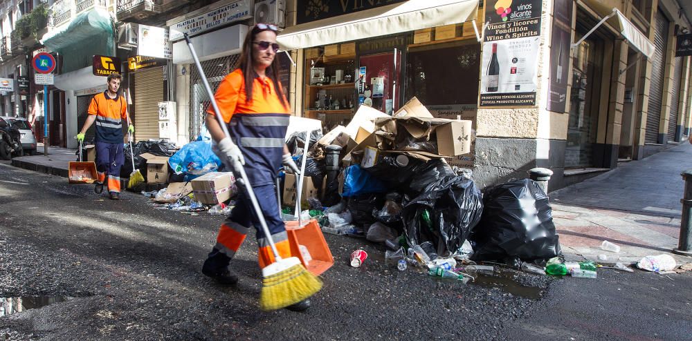 Las calles de Alicante se recuperan poco a poco de las fiestas