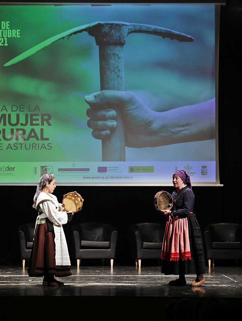 Un momento de la actuación del grupo “La Flor de Xanzaina”. | Juan Plaza