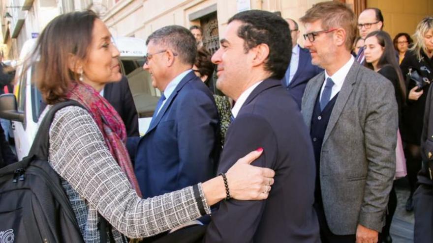 La ministra de Industria saluda al alcalde de Alcoy rodeada de empresarios a las puertas de AITEX.