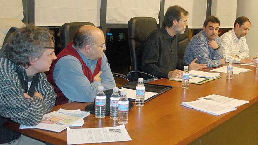 Los ponentes en la reunión sobre antenas que se celebró en el Concello de Moaña