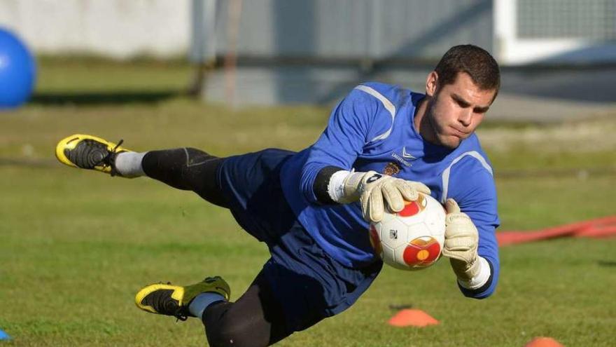 Edu Sousa se ejercita durante un entrenamiento en el campo de A Seca. // Gustavo Santos