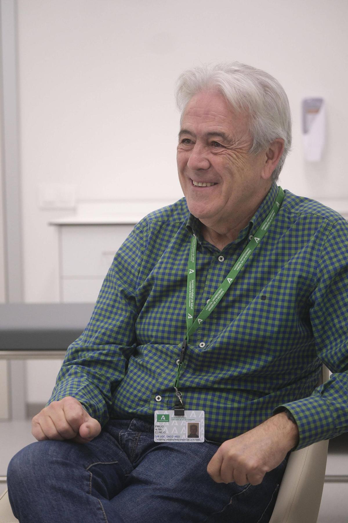El doctor Emilio Alba durante la entrevista en una consulta del Hospital de Día Oncohematológico del Clínico