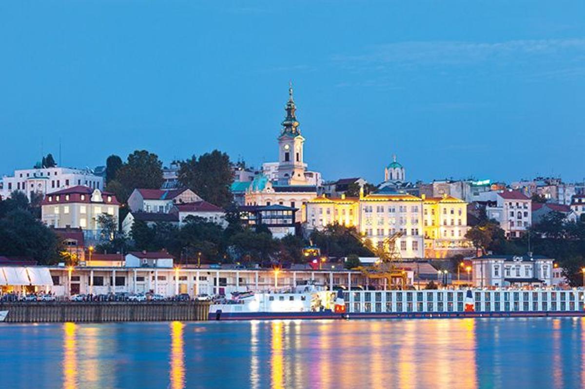La ciudad se sitúa en la confluencia del río Sava con el Danubio.