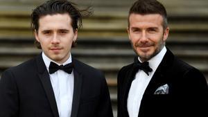 NGH16. LONDRES (REINO UNIDO), 04/04/2019.- El exfutbolista británico David Beckham (d) y su hijo Brooklyn (i) asisten al estreno mundial de la serie documental Nuestro planeta, este jueves en Londres, Reino Unido. La serie documental Nuestro planeta está compuesta por ocho capítulos con imágenes inéditas de animales salvajes en sus hábitats en los que se explica la importancia de preservarlos. La serie se estrenará a nivel mundial en Netflix el próximo 5 de abril. EFE/ Neil Hall