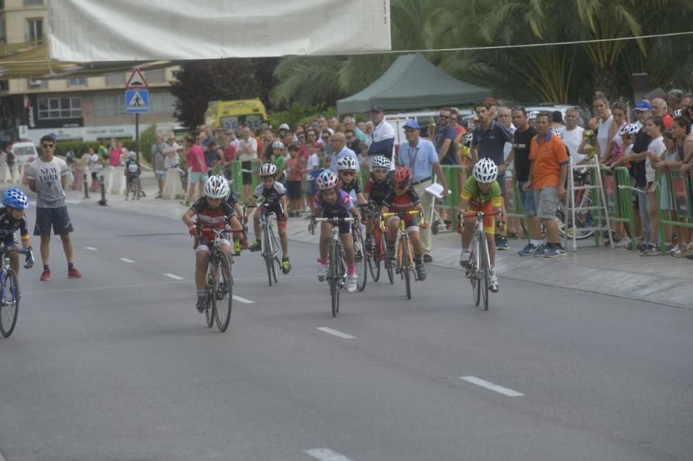 Las medallas que se entregaron a los ciclistas han sido elaboradas de manera artesanal por la ceramista Sol Pérez.