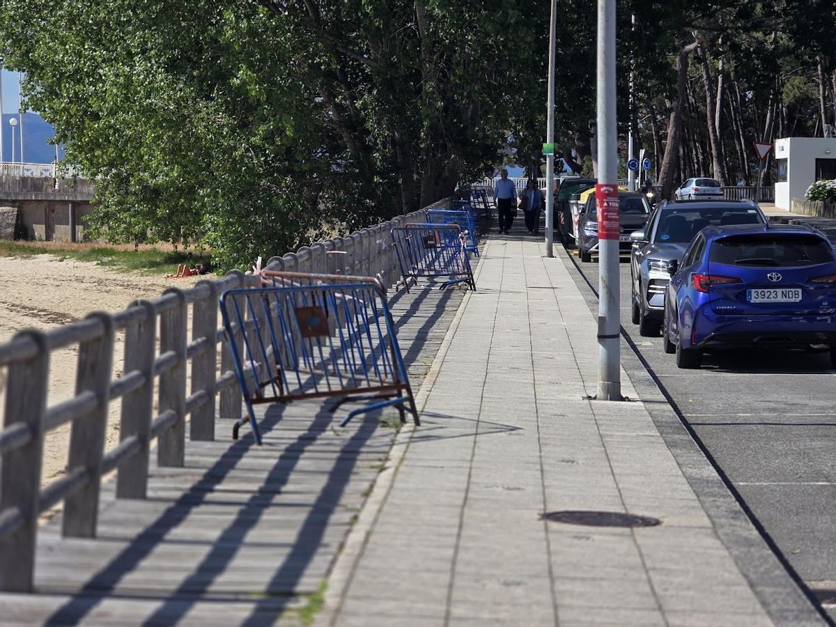 Las vallas a lo largo del paseo dan cuenta de su peligroso estado.