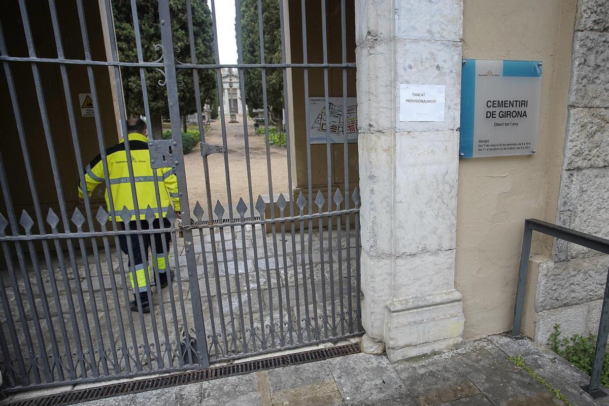 Les imatges del Cementiri Vell de Girona després dels actes vandàlics a una vintena de tombes Les imatges del Cementiri Vell de Girona després dels actes vandàlics a una vintena de tombes