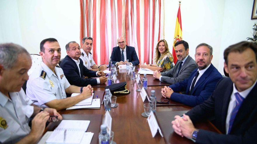 Reunión del la Delegación del Gobierno en Canarias con el Cabildo, Aena y la Policía Nacional, anteayer.