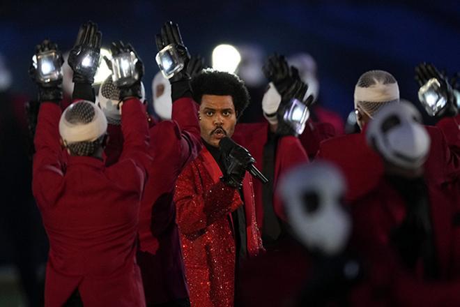 The Weeknd durante su actuación en la Super Bowl 2021
