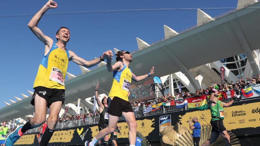 Llegada de corredores del Maratón València 2017