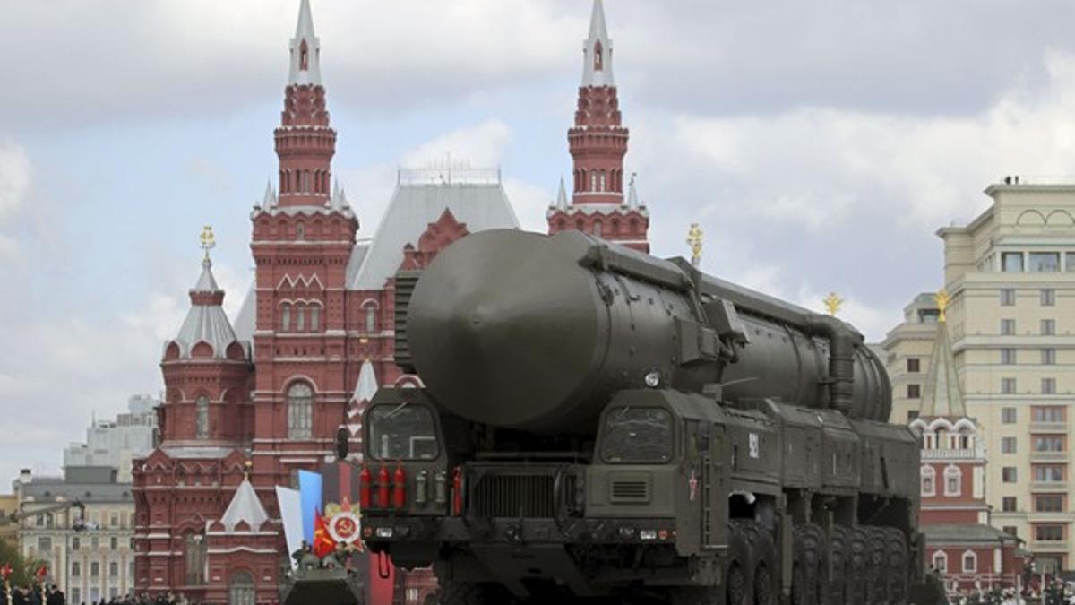 El misil Tópol en la plaza roja de Moscú.