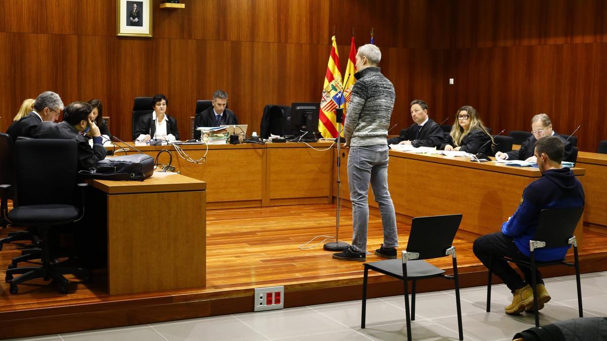 Gaizka L. M. G. e Íñigo C. D. A., el lunes, en el banquillo de los acusados de la Audiencia Provincial de Zaragoza.