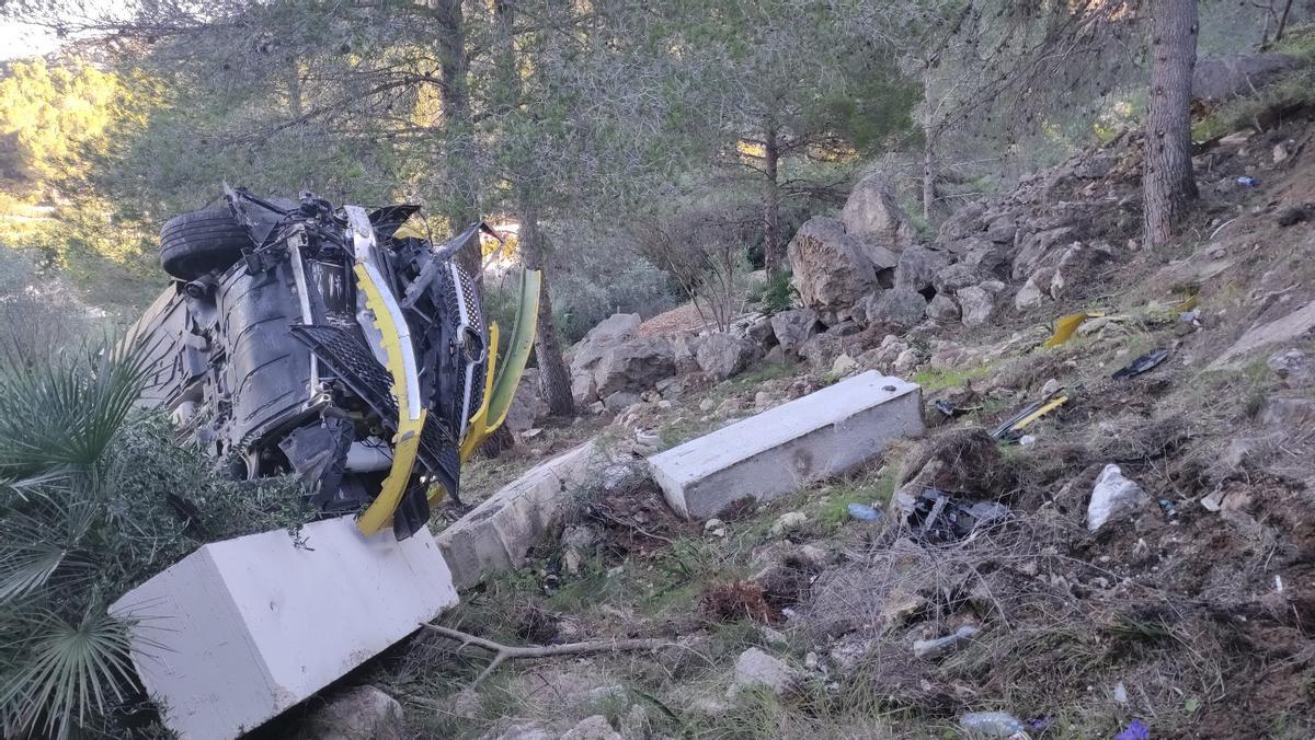 La parte delantera del coche, la que ha impactado con los bloques del pretil, ha quedado muy dañada