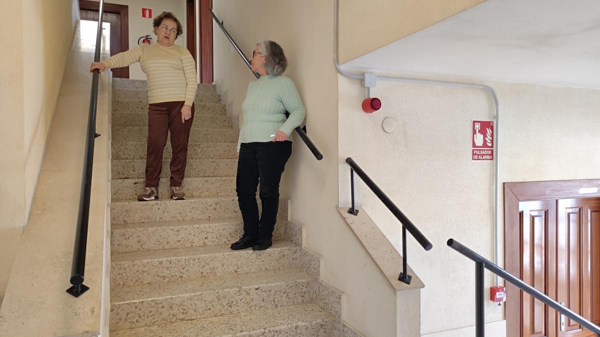 María Paz Ron y María Concepción Rodríguez, en la escaleras que dan acceso a la actual sede.