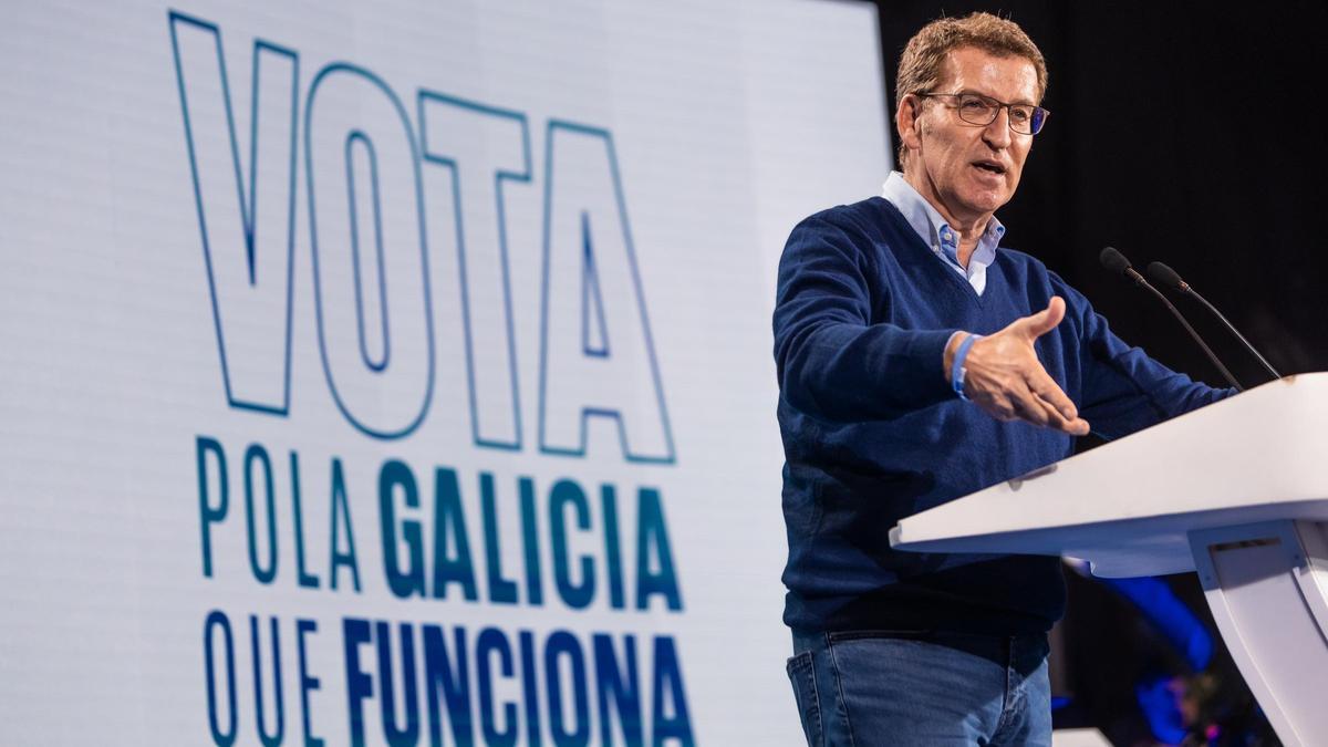 El líder del PP, Alberto Núñez Feijóo, interviene en un mitin de la campaña gallega. / AGOSTIME/EP
