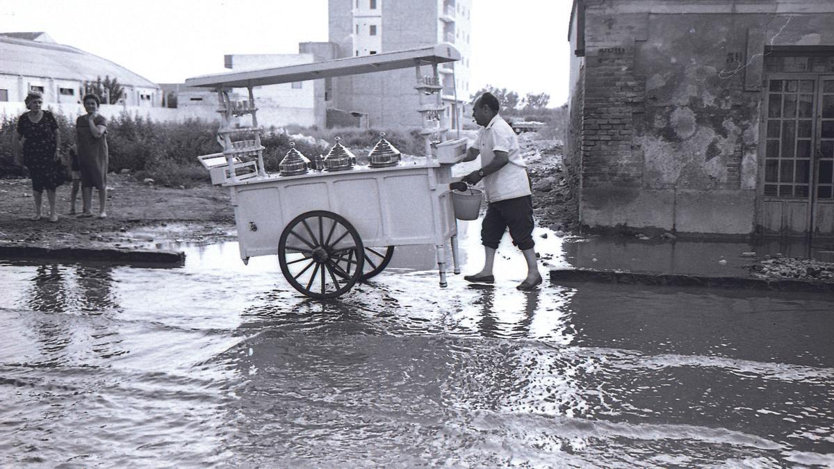 Chambilero por la carretera del Palmar en un día de inundación. 1962.  Archivo TLM