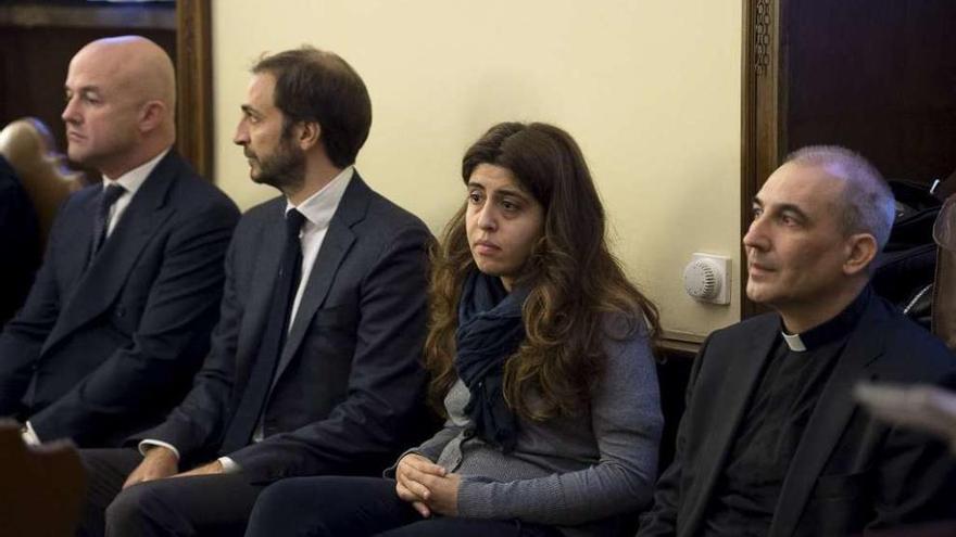 Vallejo (dcha.), Chaouqui y dosa de los otros imputados, durante el juicio. // Efe