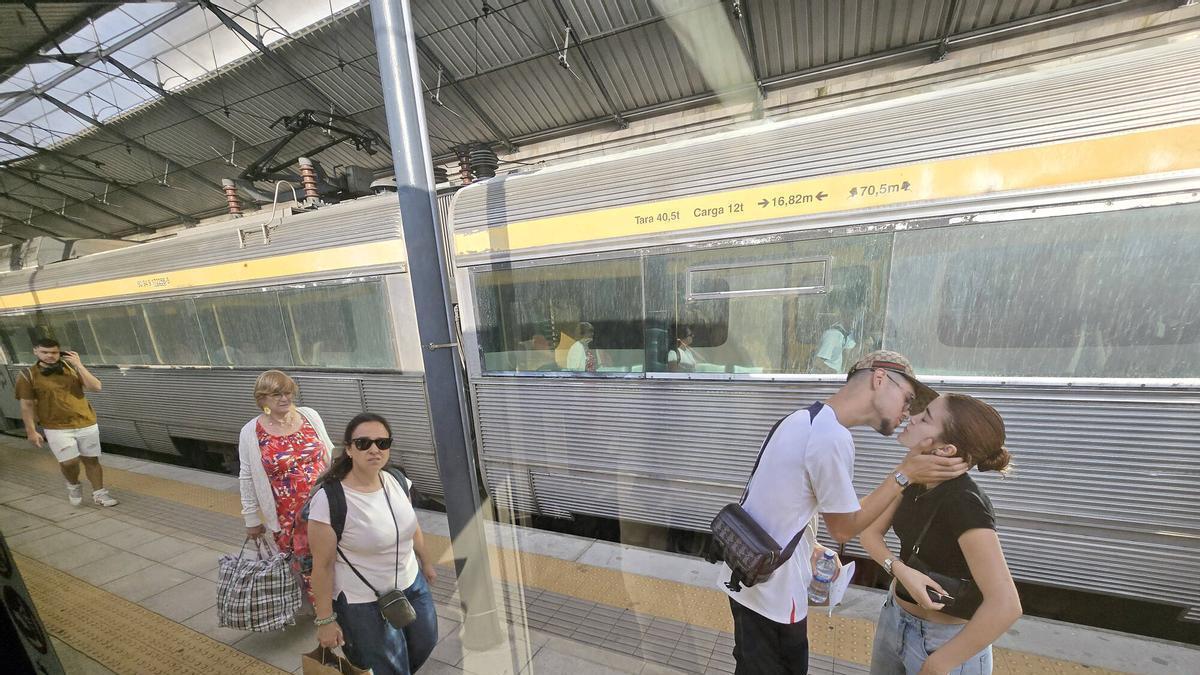 Viajeros en la estación de Valença do Minho en agosto de 2025.