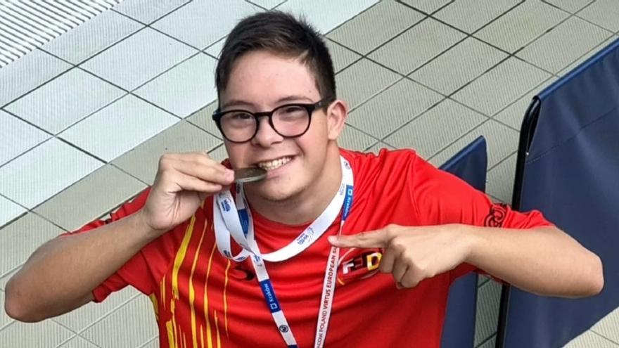 Guille Gracia, posando con la medalla de oro de la prueba de 200 estilos.