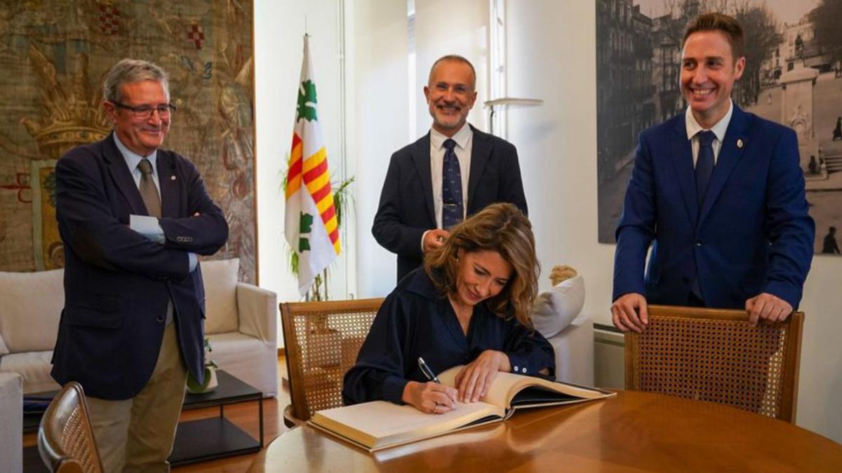 La ministra Raquel Sánchez signant en el Llibre d’Honor de l'Ajuntament de Figueres.