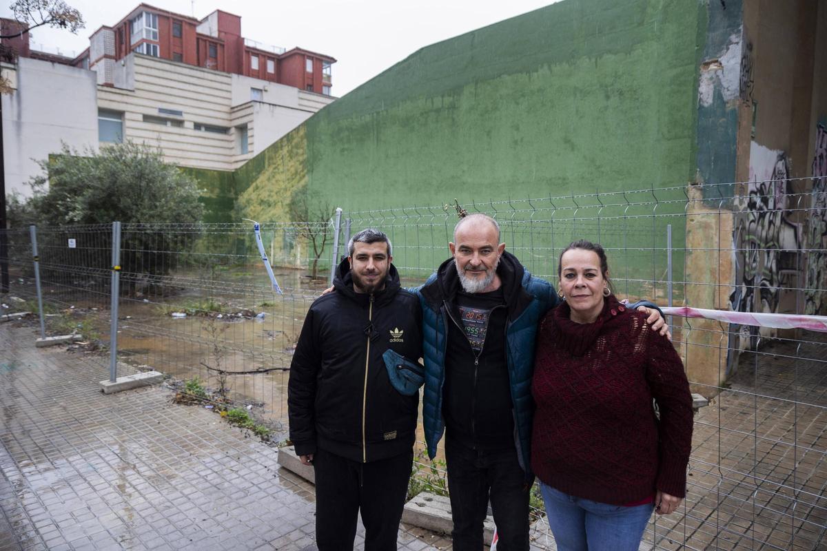 Rut, Salva y Juanmi, de los Comités Locales de la dana, en el Parque Alcosa