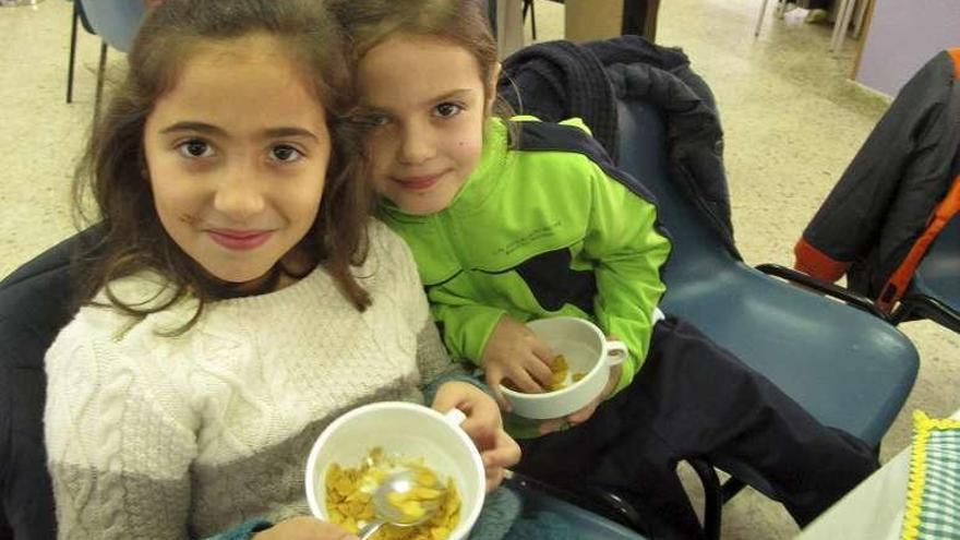 Alumnos asistentes a los desayunos saludables de A Lanzada. //Muñiz