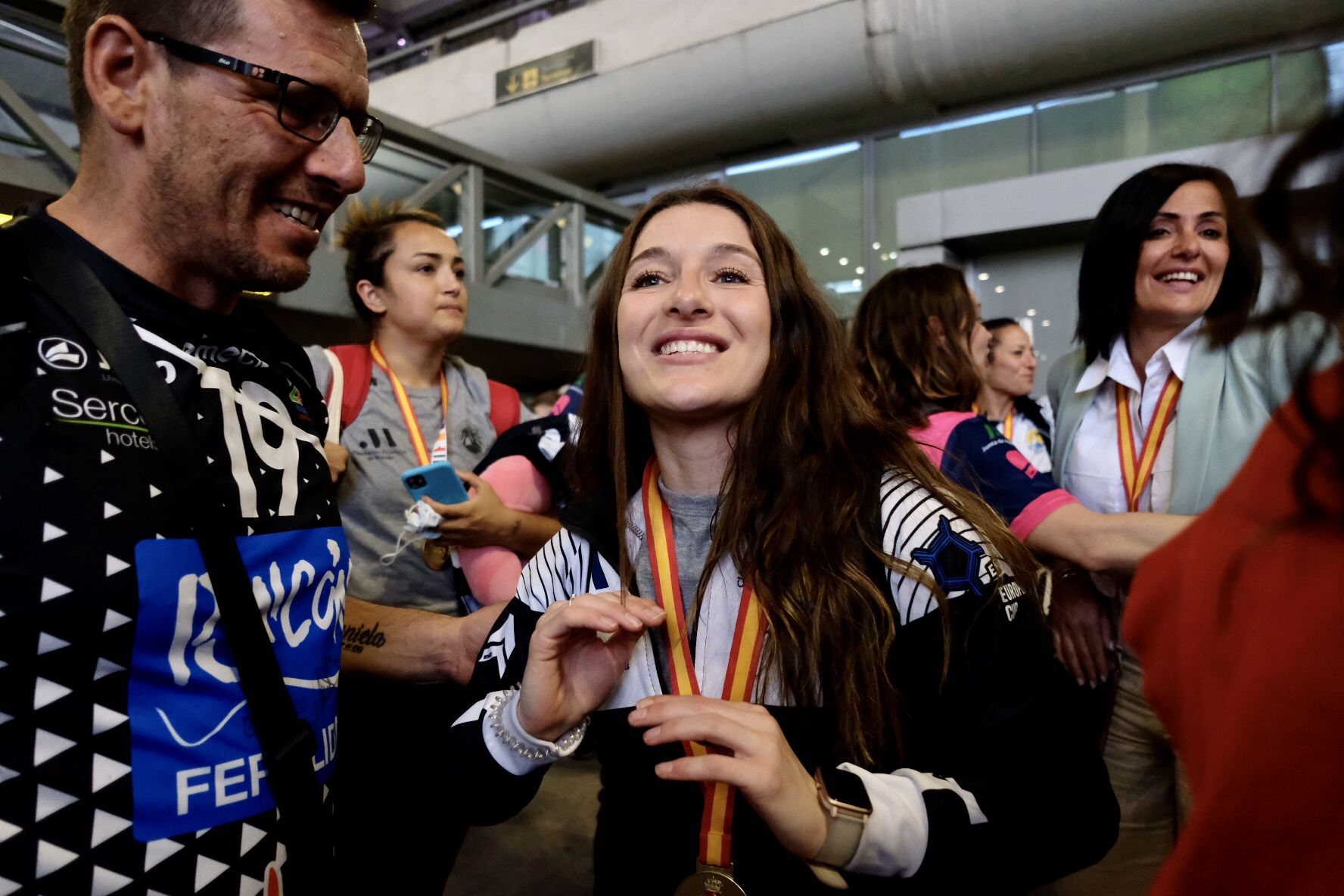 Las campeonas de la Copa de la Reina del BM Costa del Sol son recibidas en el aeropuerto