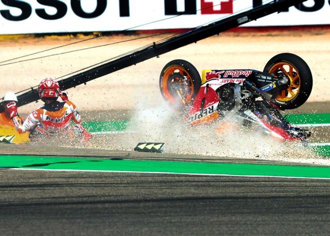 El piloto de MotoGP Marc Márquez, cae al suelo durante la primera jornada de entrenamientos del Gran Premio de Aragón de MotoGP en el circuito Motorland de Alcañiz, en el que este fin de semana se disputa el Gran Premio de Aragón.