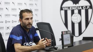 "Me centro en trabajar y que la afición vea un futuro para el Valencia"