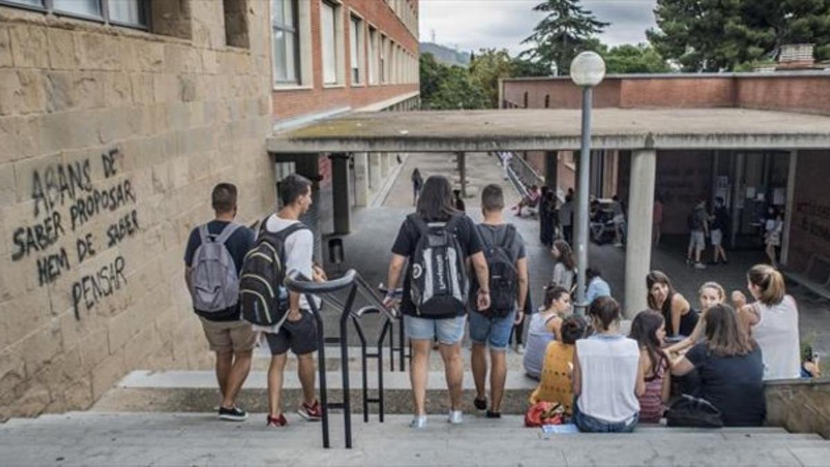 Estudiantes en la facultad de Educación de la Universitat de Barcelona, en el campus de Mundet, a principios del curso pasado.