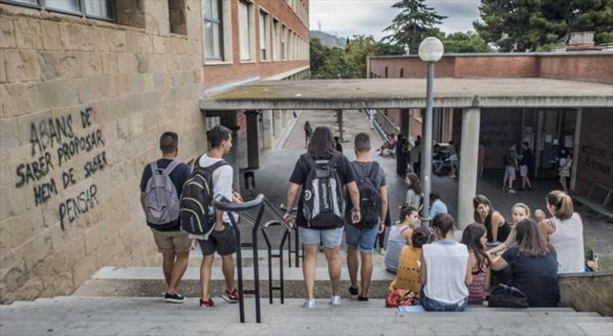 Estudiants a la facultat d’Educació de la Universitat de Barcelona, al campus de Mundet, a principis del curs passat.