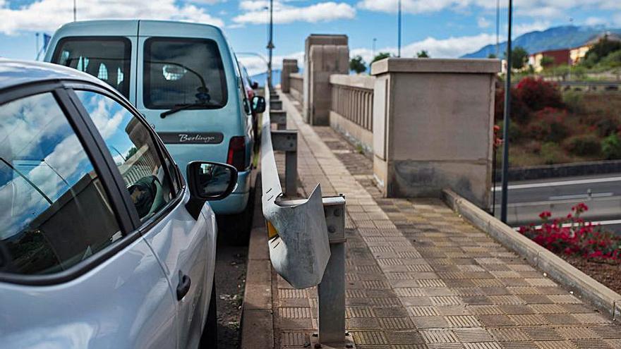 Vallas que impiden bajarse de los coches en Tíncer. | | CARSTEN LAURITSEN