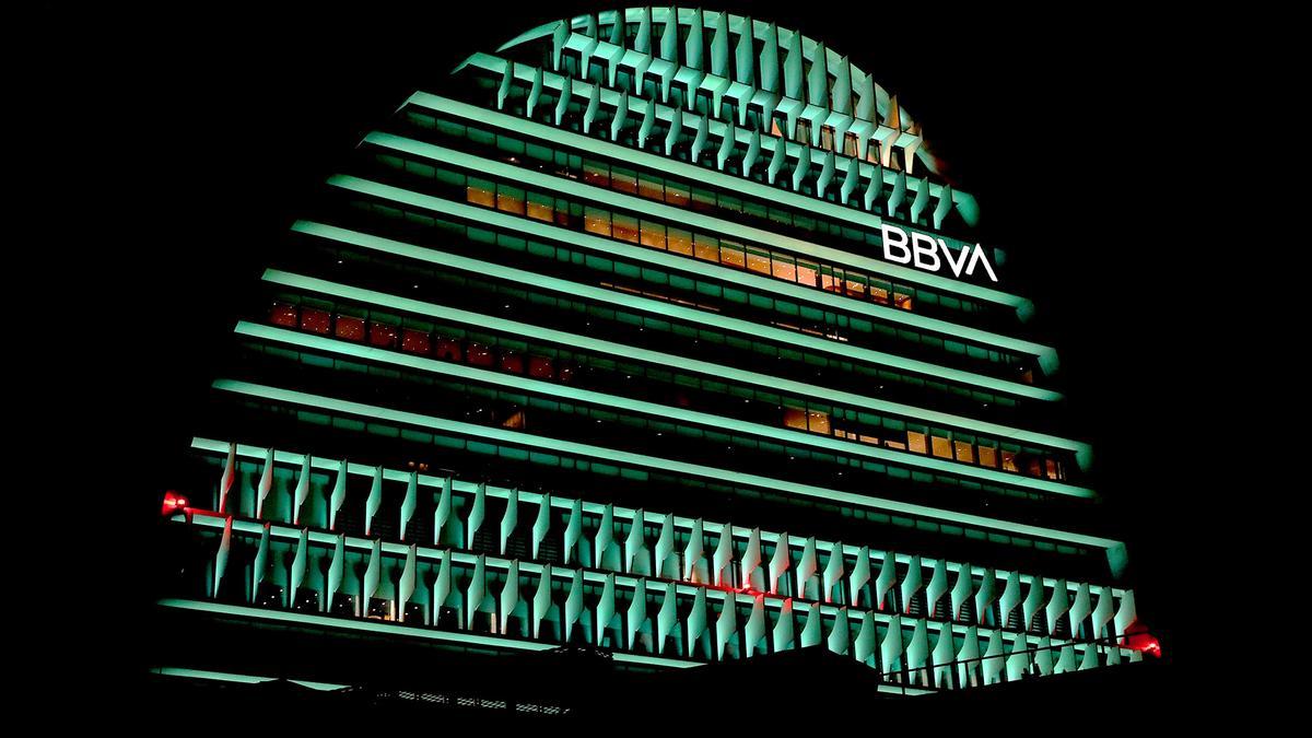 La sede central del BVVA, ilimunada de verde.